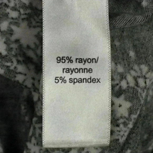 🔵 2/$15 ~ MAURICES long top XL black with white designs - Picture 7 of 7